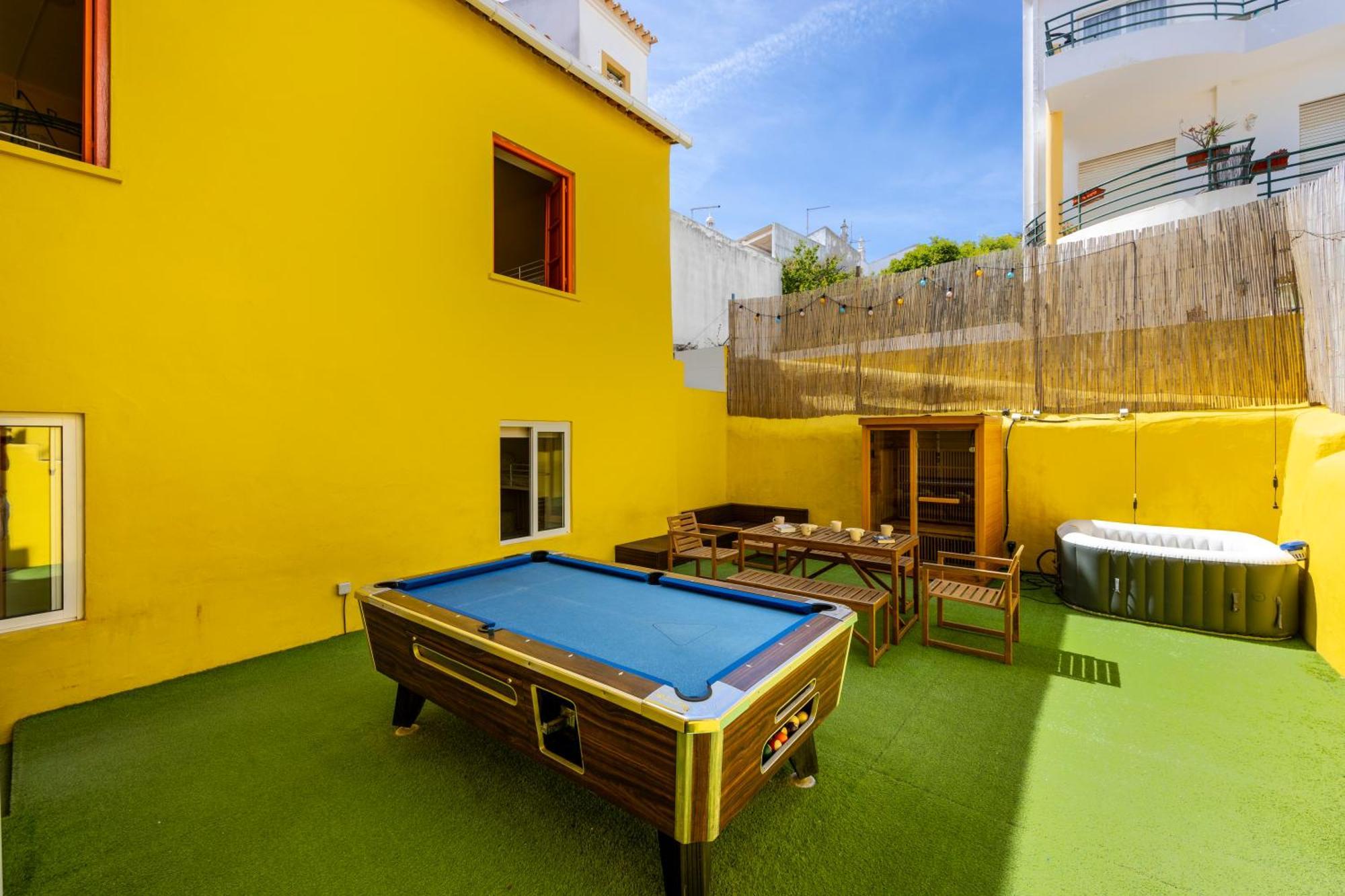 The Macarena Beach Hostel Lagos Exterior photo