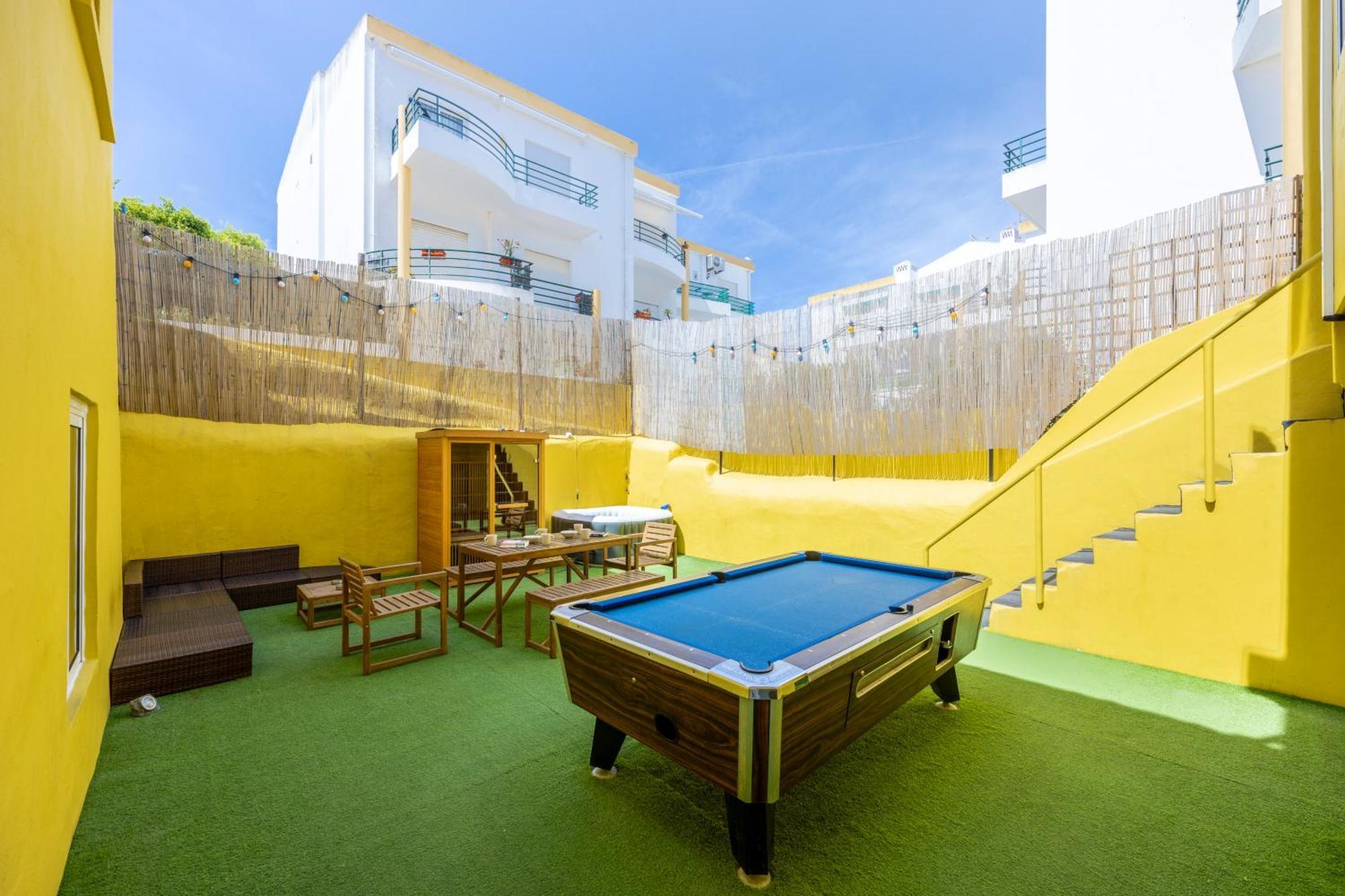 The Macarena Beach Hostel Lagos Exterior photo